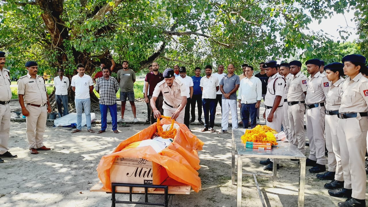 पूरे राष्ट्र सम्मान के साथ अग्निशमन पदाधिकारी सहित कर्मियों ने दी श्रद्धांजलि।