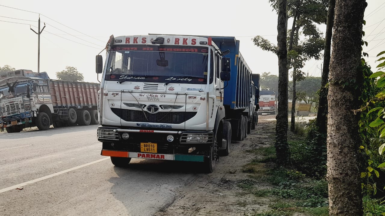 बालू व ईट माफियाओं का नगर में ओवर लोडिंग कारोबार का चल रहा खुलेआम बड़ा खेल।