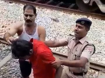 रेलवे प्रोटेक्शन फोर्स ने युवक को सत्याग्रह से कटने से बचाया।