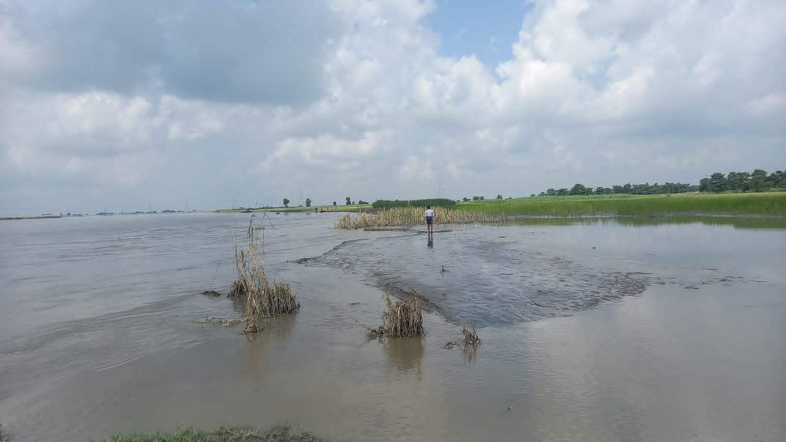 गंडक नदी का कटाव तेज,आक्रोशित ग्रामीणों ने जेई से की नोकझोंक!