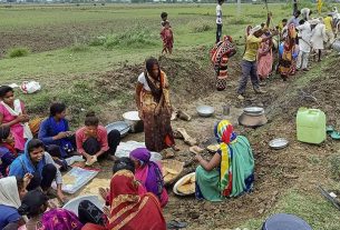 ज़ोरा सरेह अमवा मझार में पईन सफाई कार्य जारी, मनरेगा योजना से मजदूरों को मिल रहा है रोजगार।