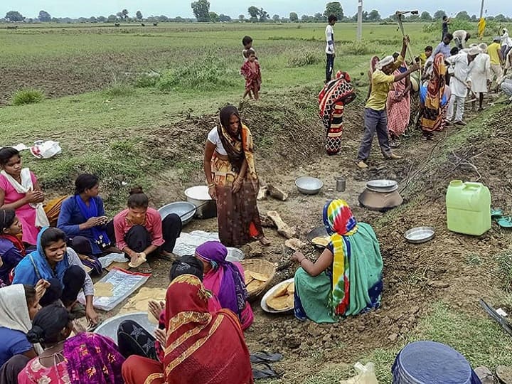 ज़ोरा सरेह अमवा मझार में पईन सफाई कार्य जारी, मनरेगा योजना से मजदूरों को मिल रहा है रोजगार।