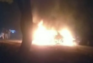 चलती कार बनी आग का गोला: गाड़ी सवार मुखिया के बेटे-बहू ने कूद कर बचाई जान, फायर ब्रिगेड के पहुंचने से पहले कार जलकर खाक