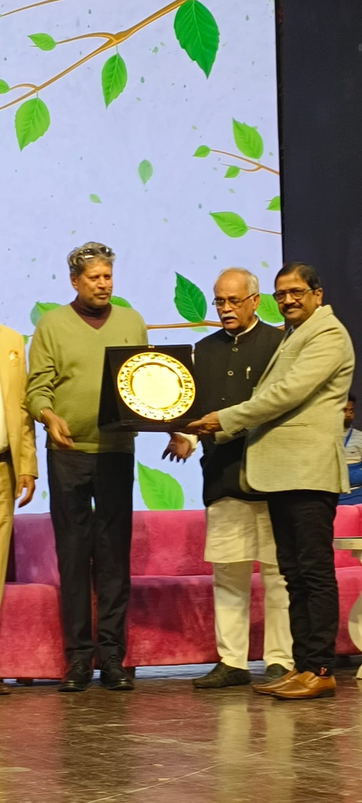 लौरिया के डाo सुरेश प्रसाद होमियोपैथिक विभूषण सम्मान से सम्मानित!