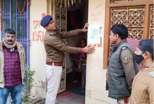 2.63 करोड़ का किया था गबन… पुलिस ने चिपकाया इश्तेहार: मोतिहारी में नगरपरिषद के पैसे किए थे गबन, सरेंडर नहीं करने पर होगी कुर्की।