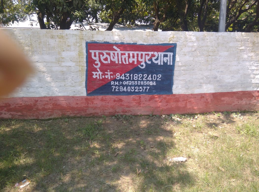 भारी मात्रा में शराब की बोतलें और चुलाई शराब जप्त।