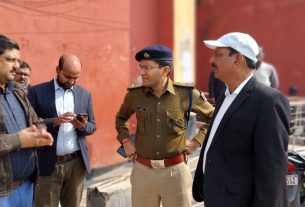 जिलाधिकारी एवं पुलिस अधीक्षक ने मैट्रिक परीक्षा केन्द्रों का किया औचक निरीक्षण।