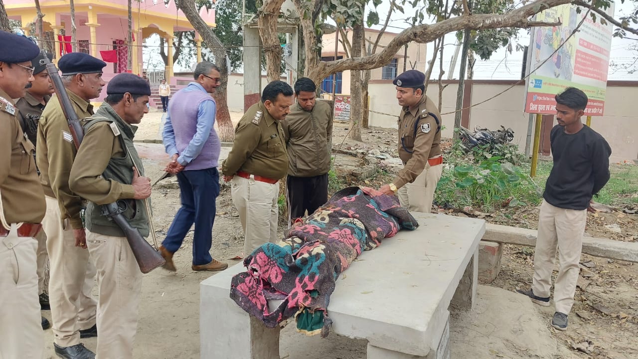 साठी पुलिस ने शनिवार की रात्रि गस्ती के क्रम में बेतिया नरकटियागंज सड़क मार्ग पर अवस्थित साठी गांव के समीप एक अज्ञात महिला का शव किया बरामद।