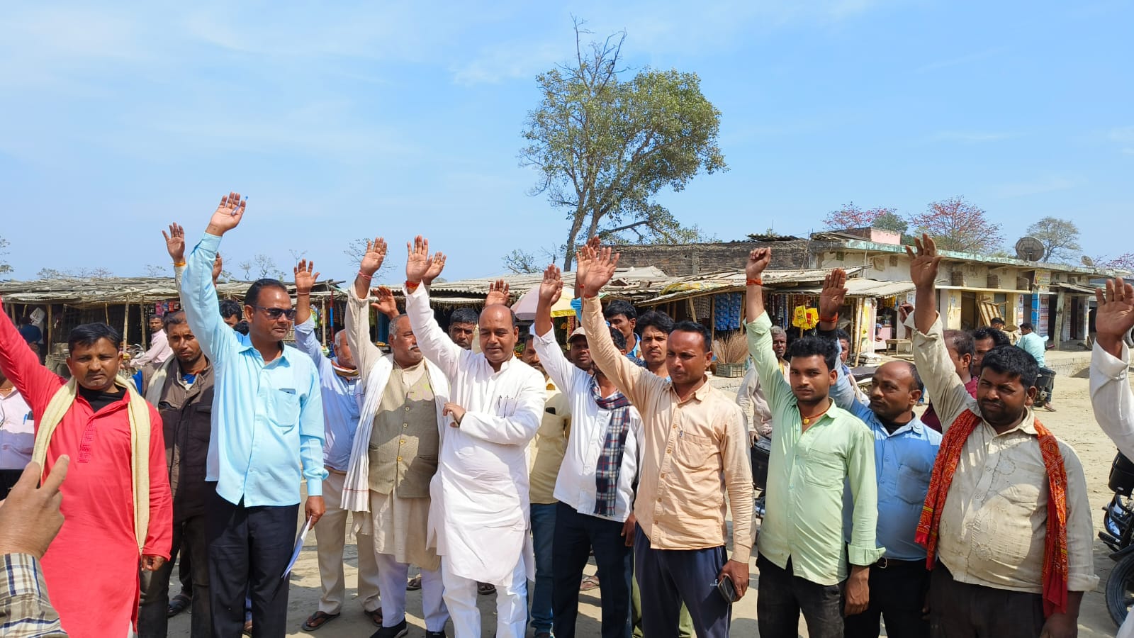 थाना भवन को नवलपुर बाजार से दूर ले जाने पर गोलबंद हुए ग्रामीण।