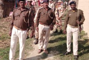 अगामी लोस चुनाव को लेकर पुलिस ने निकाला फ्लैग मार्च!