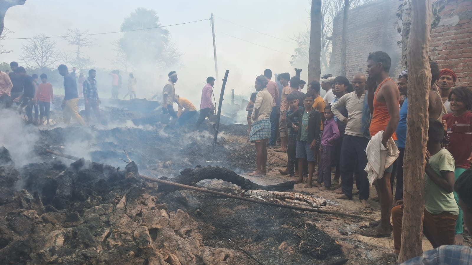 आग लगने से हुआ तीन घर जलकर ठराख, अथक प्रयास से आग पर काबू पाया ग्रामीणों ने