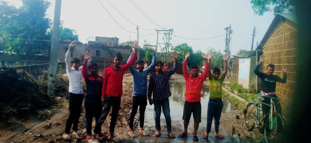नाली जाम, सड़क पर बह रहा गंदा पानी, ग्रामीणों ने किया प्रदर्शन।