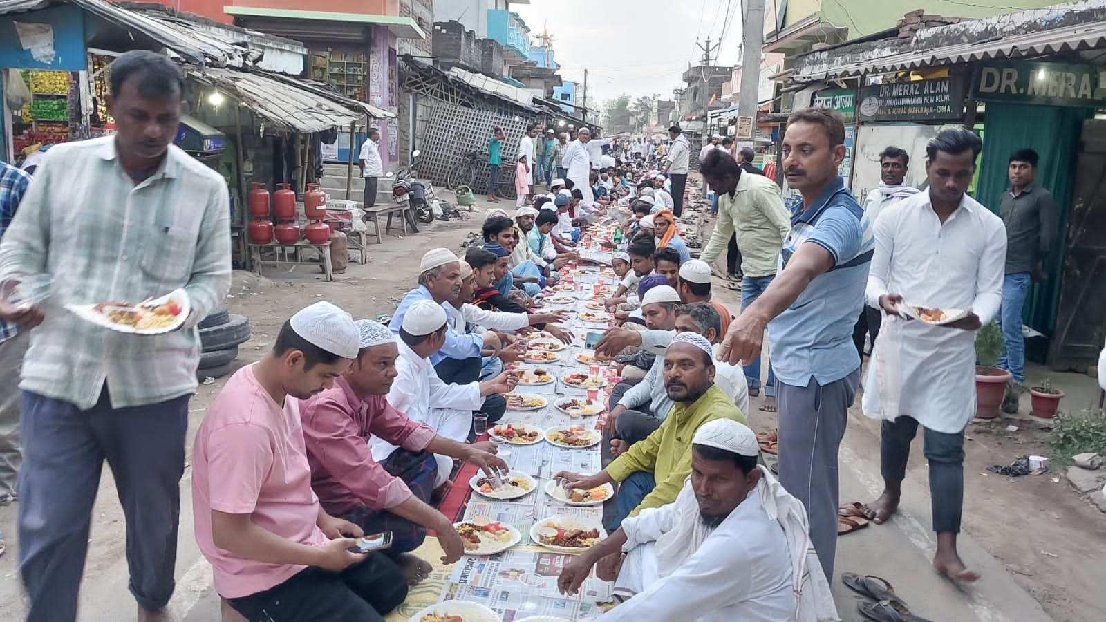 साठी बाजार में हुआ अफतार का आयोजन दोनों समुदाय के लोग हुए सम्मिलित।