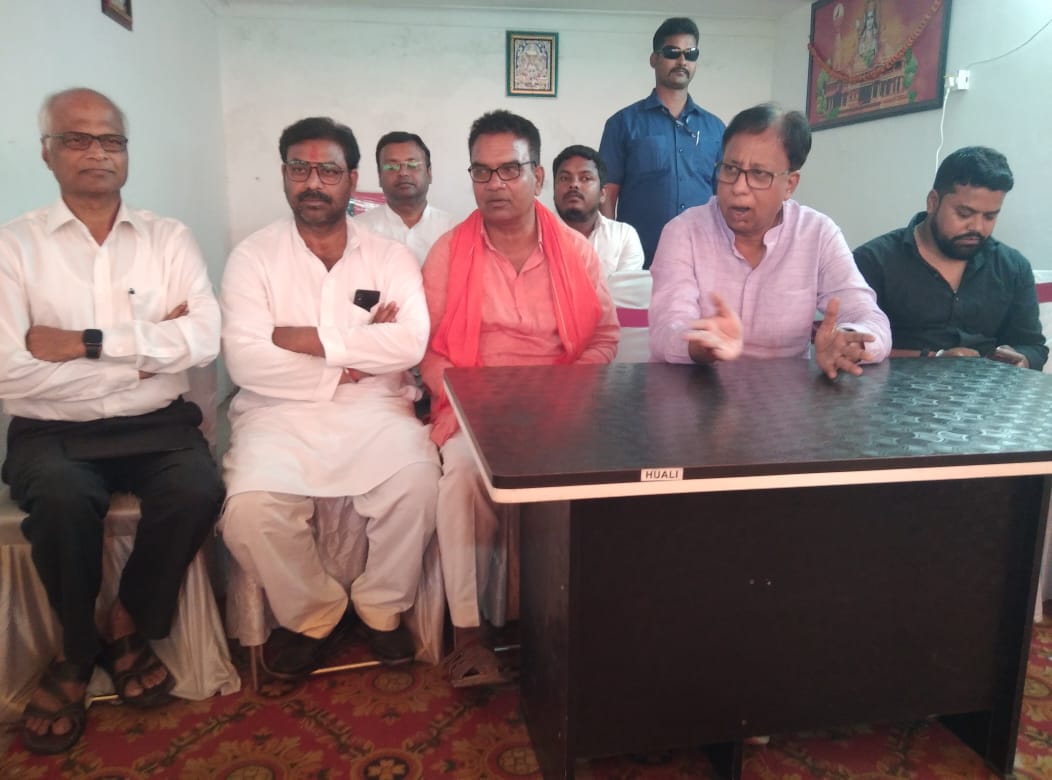 जिला कार्यालय में भाजपा पुर्व प्रदेश अध्यक्ष संजय जयसवाल ने की प्रेस वार्ता।