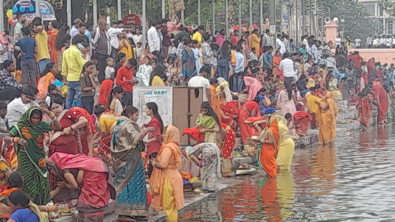 लोक आस्था के महापर्व चैती छठ का आज समापन हर्षोल्लास के बीच संपन्न हुआ।