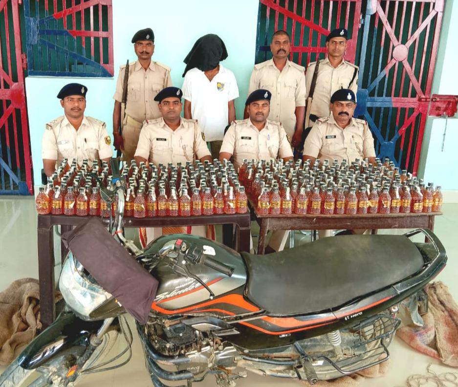 इंडो-नेपाल बॉर्डर से 373 बोतल नेपाली शराब के साथ एक कारोबारी गिरफ्तार।