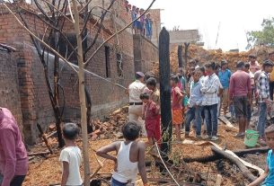 सिसवा मंगलपुर में लगी आग मे दर्जनो घर स्वाहा लाखो की संपत्ति बर्बाद।