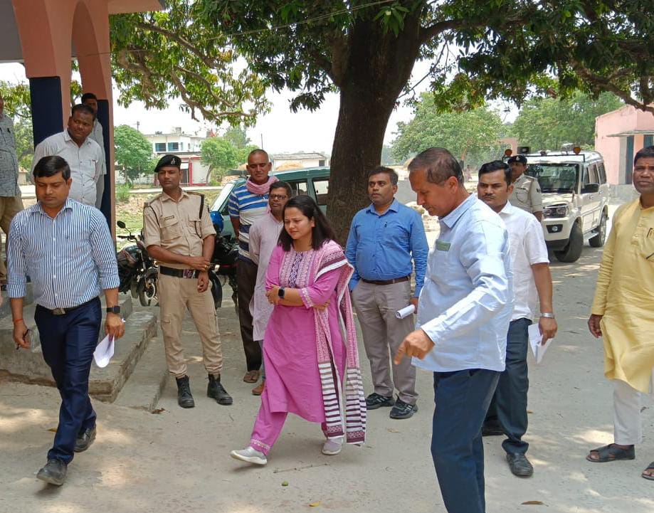 लोकसभा आम निर्वाचन 2024 के मद्देनजर बगहा एसडीएम द्वारा मतदान केंद्रों का निरीक्क्षण!