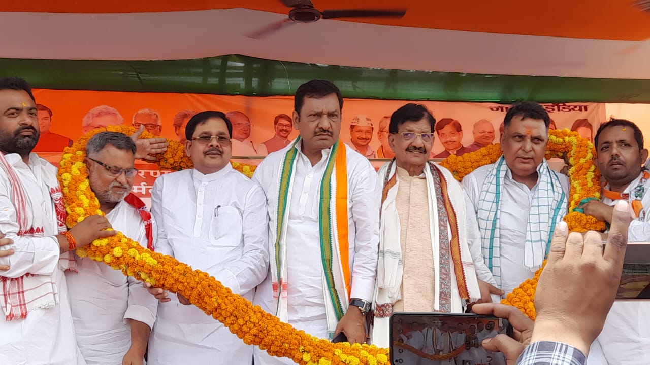 02-पश्चिमी चंपारण क्षेत्र के लोक सभा निर्वाचन महागठबंधन कांग्रेस उम्मीदवार ने अपना नामांकन पर्चा निर्वाची पदाधिकारी के समक्ष भरा।