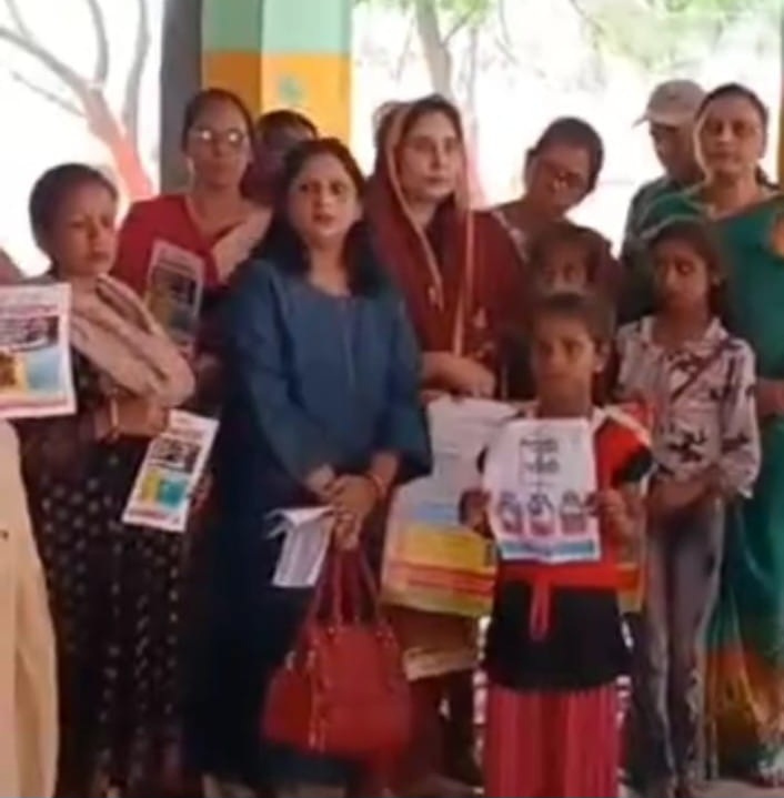 बाल विवाह रोकथाम को लेकर जागरूकता कार्यक्रमः रक्सौल में मंदिर के पुजारी को बाल विवाह न कराने की हिदायत दी गई
