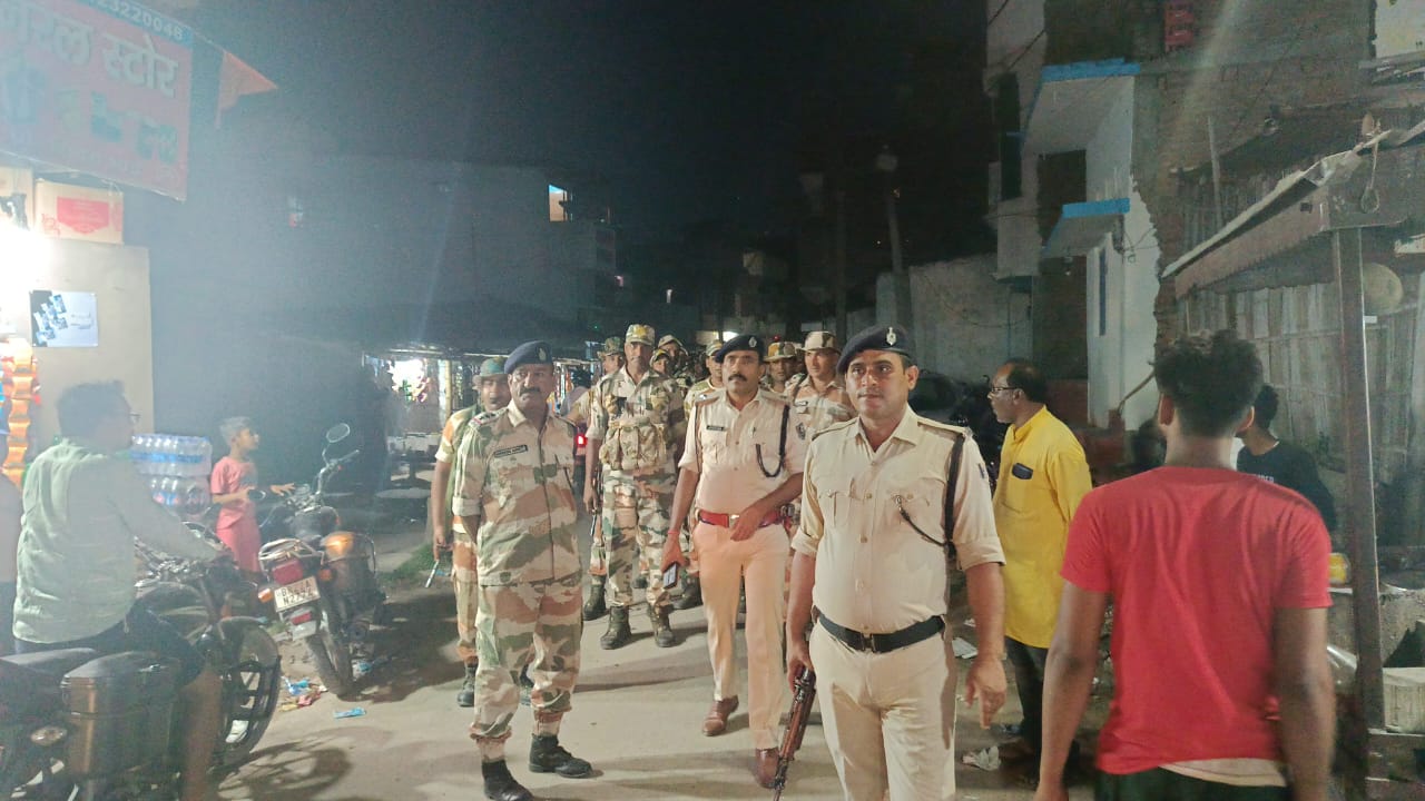 शांतिपूर्ण वातावरण में मतदान करने के लिए पुलिस ने फ्लैग मार्च निकाला!