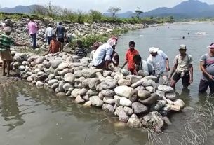 मझौलिया प्रखंड में कोहड़ा नदी बांध पर किवाड़ लगने से ग्रामीणों में खुशी की लहर!