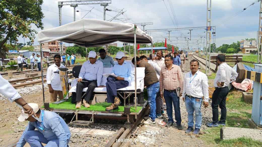 साठी से चनपटिया रेल दोहरी कारण के बाद साठी से चनपटिया स्टेशन के बीच 120 किलोमीटर से दौडी रेल स्थानीय लोगों में हर्ष।