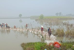 पानी का बहाव ग्रामीण क्षेत्र में नहीं हो, इसके लिए तत्कालीक व्यवस्था के तहत डी सेफ में एक बांध (पगडंडी) का किया जा रहा है निर्माण।