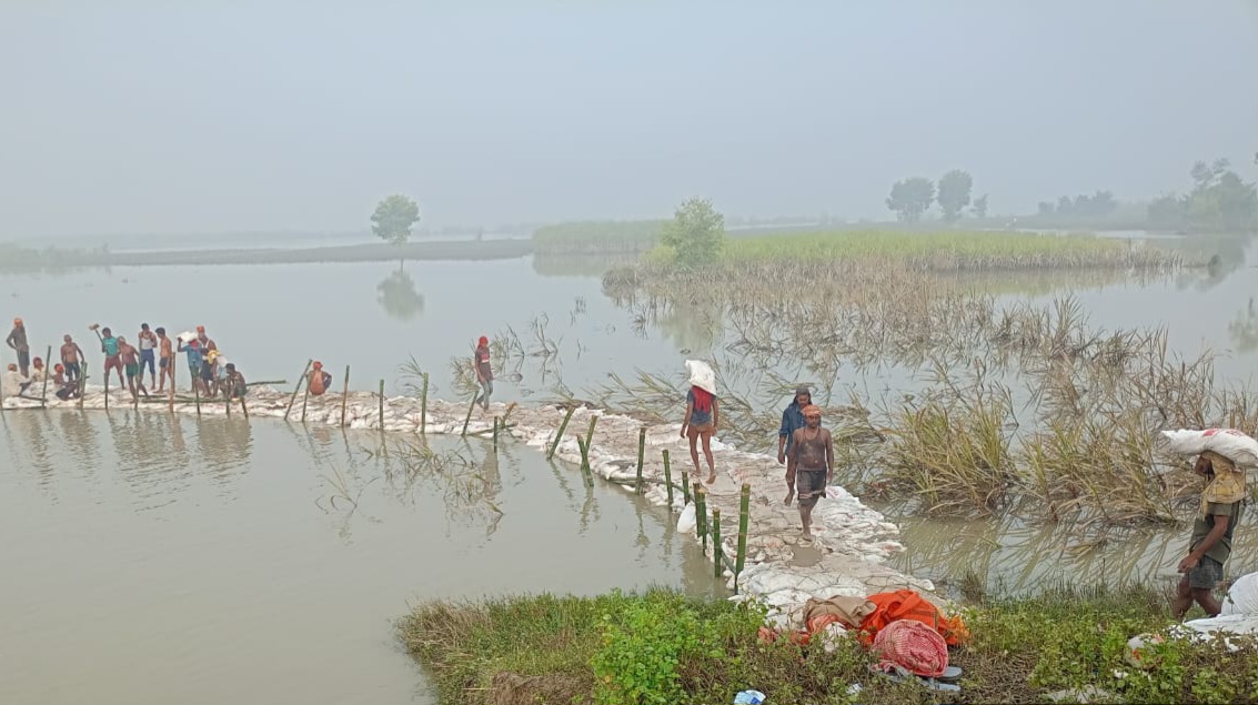 पानी का बहाव ग्रामीण क्षेत्र में नहीं हो, इसके लिए तत्कालीक व्यवस्था के तहत डी सेफ में एक बांध (पगडंडी) का किया जा रहा है निर्माण।