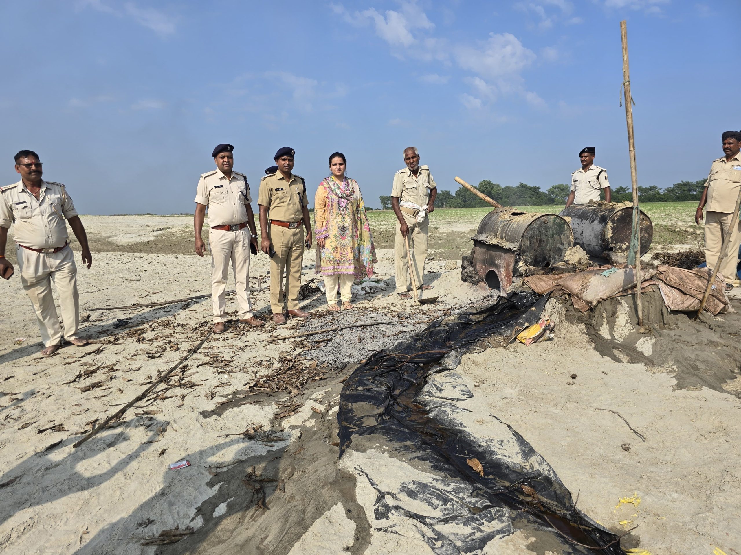 लालबेगिया नदी किनारे चल रहे पांच देशी शराब की भठ्ठी पर छापेमारी कर किया गया ध्वस्त।