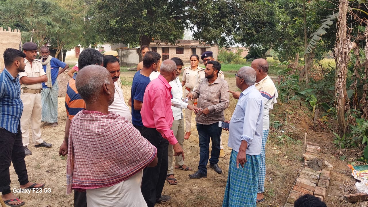 लौरिया प्रखंड के बहुअरवा पंचायत अंतर्गत खजुरिया( नंद टोला) में शनिवार की दोपहर न्यायालय के आदेश की आलोक में दखल कब्जा दिलाने गई प्रशासन को वापस लौटना पड़ा बैरन।