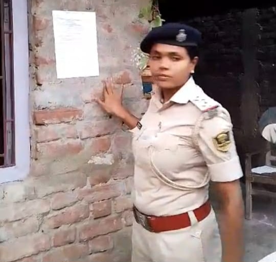 साठी पुलिस द्वार पोसको कांड के अभियुक्त सेमरी,(मिश्र टोला) निवासी राहुल साह के घर चिपकाया गया ईसतहार।