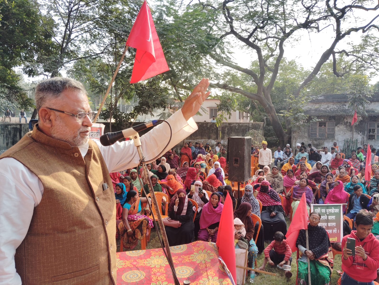 बेतिया राज की जमीन पर तमाम बसावट/दुकान की जमीन पर कानूनी अधिकार को लेकर माले ने किया जन प्रतिरोध सभा।
