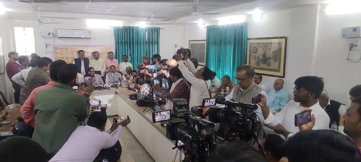 प्रेस वार्ता आयोजित पश्चिमी चंपारण की धरती पर जनसुराज के सूत्रधार प्रशांत की शोर का जगह-जगह हुआ स्वागत।
