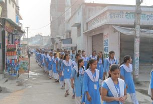 बिहार दिवस पर स्कूली बच्चों ने निकाली प्रभातफेरी।