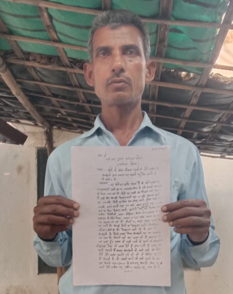 लौरिया के गोनौली गांव में विवादित भूमि का वाद नेयालय‌ में लंबित होने के उपरांत ग्रामीण बना रहे हैं अपना घर।