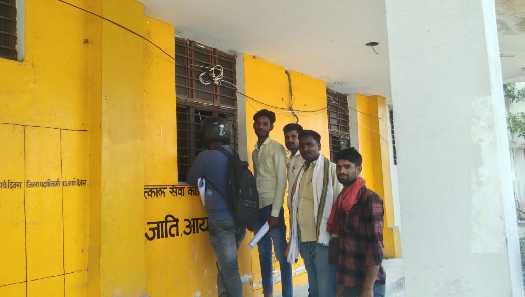 पच्छिम चम्पारण जिले के लौरिया अंचल अधिकारी द्वारा आय,जाति, निवास प्रमाण पत्र निर्गत करने को लेकर उठाया गया ठोस कदम।