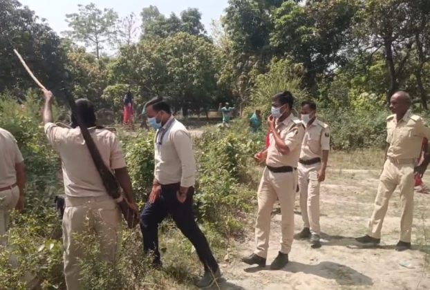 पांच दिनों से लापता बच्ची का निर्मम हत्या कर फेंकी गई लास क्षत विक्षत अवस्था मे शिसवानी सरेह से बरामद।