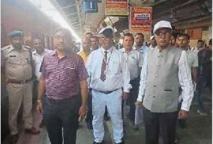 सेफ्टीऑडिट टीम के अधिकारियों ने बेतिया रेलवे स्टेशन का लिया जाएजा।