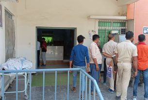 लौरिया चीनी मिल गेट संख्या 3 के ठीक सामने तेज रफ्तार से जा रही एक कार ने ली एक की जान घटना स्थल पर हुई मृत्यु।