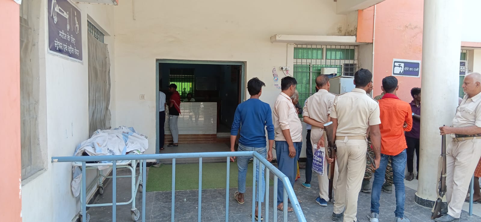 लौरिया चीनी मिल गेट संख्या 3 के ठीक सामने तेज रफ्तार से जा रही एक कार ने ली एक की जान घटना स्थल पर हुई मृत्यु।