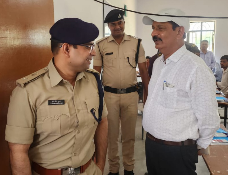 जिलाधिकारी एवं पुलिस अधीक्षक बेतिया ने कार्यालय परिचारी हेतु प्रारंभिक प्रतियोगिता परीक्षा केन्द्रों का किया औचक निरीक्षण।