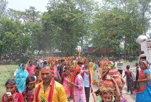 लौंरिया प्रखंड क्षेत्र केसुगौली में हनुमान जी के प्राण प्रतिष्ठा के लिए कलश यात्रा में 351कन्याएं शामिल हुईं।