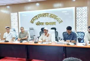 मतदान केन्द्रों पर बिजली, पेयजल, रैम्प, शौचालय, शेड आदि की सुविधा उपलब्ध कराने हेतु अभी से ही शुरू करें प्रयास : जिला निर्वाचन पदाधिकारी।