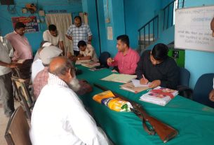 लौरिया थाना परिसर में आर्म्स सत्यापन को लेकर थाने में उमड़ रही है।