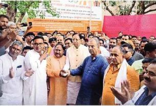 स्वास्थ्य मंत्री मंगल पांडे का जिला में पहुंचने पर पीएचसी भवन का किया शुभारंभ।
