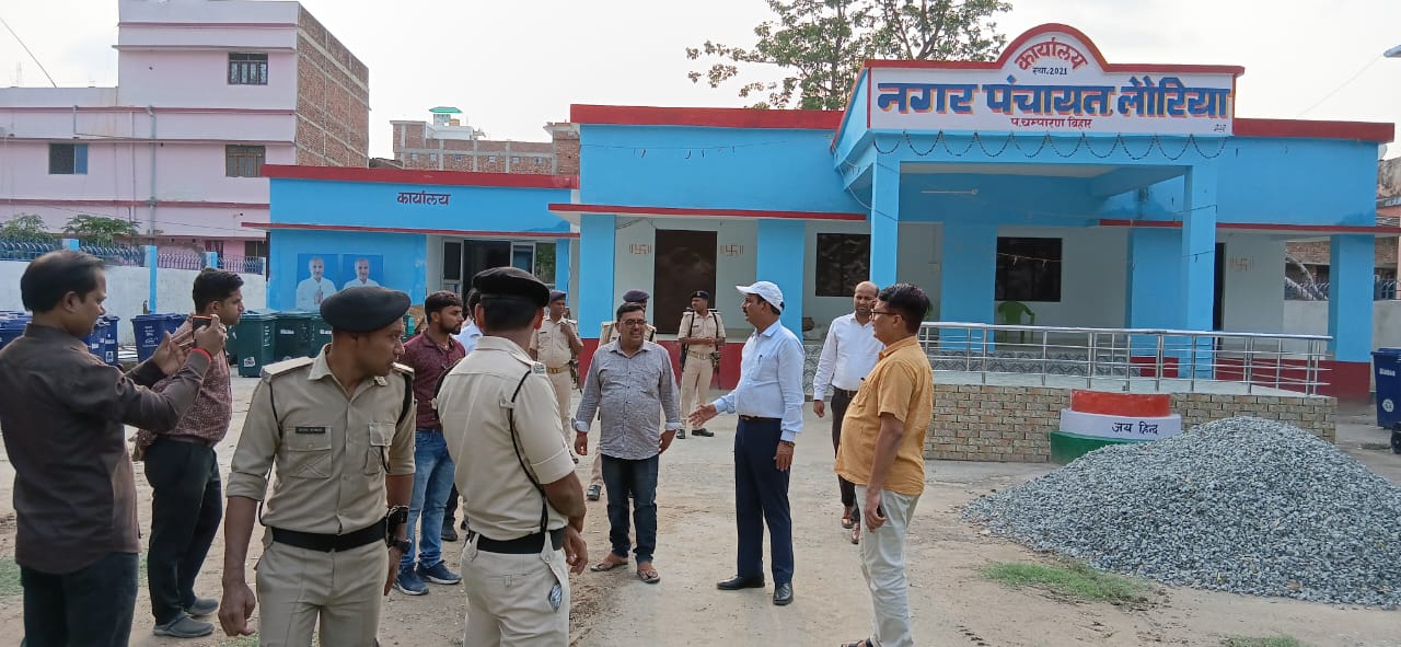 डीएम ने लौरिया प्रखंड, रजिस्ट्री कार्यालय सहित आधा दर्जन कार्यालयों का औचक निरीक्षण किया।