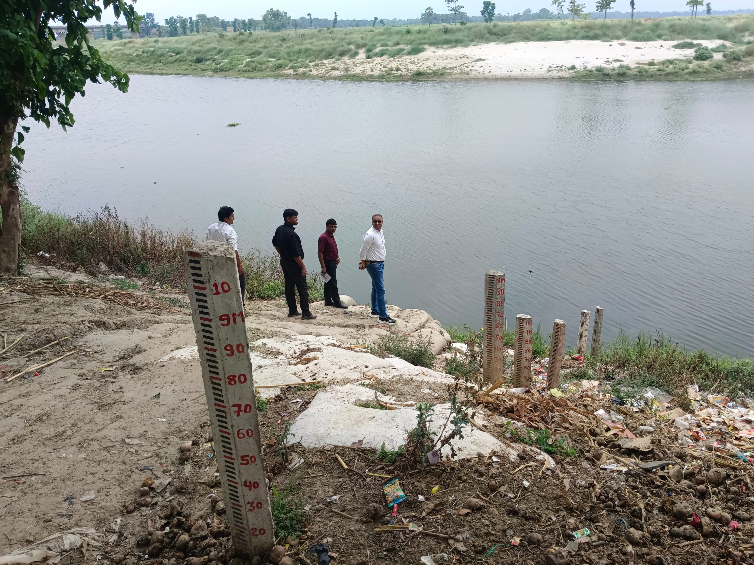 पकड़ीदयाल अनुमंडल पदाधिकारी ने किया लालबकैया नदी का निरीक्षण।
