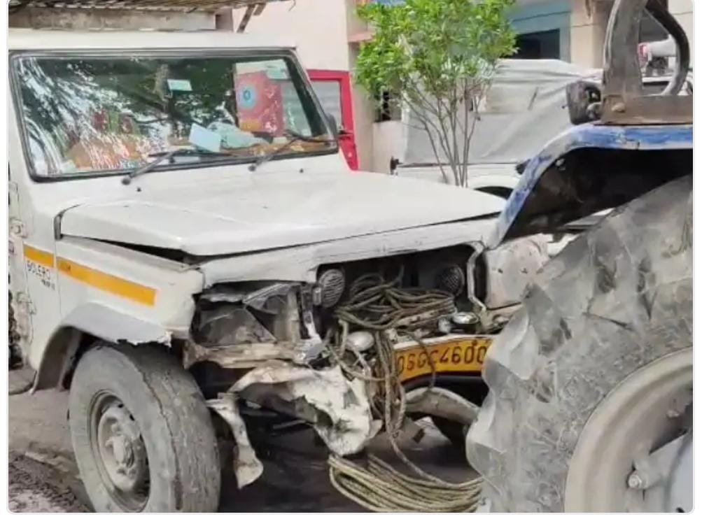 तेज रफ्तार पिकअप ने बारात से लौट रहे दूल्हा दुल्हन की गाड़ी को मारी टक्कर,6 लोग हुए घायल,खुशी ग़म में बदली।