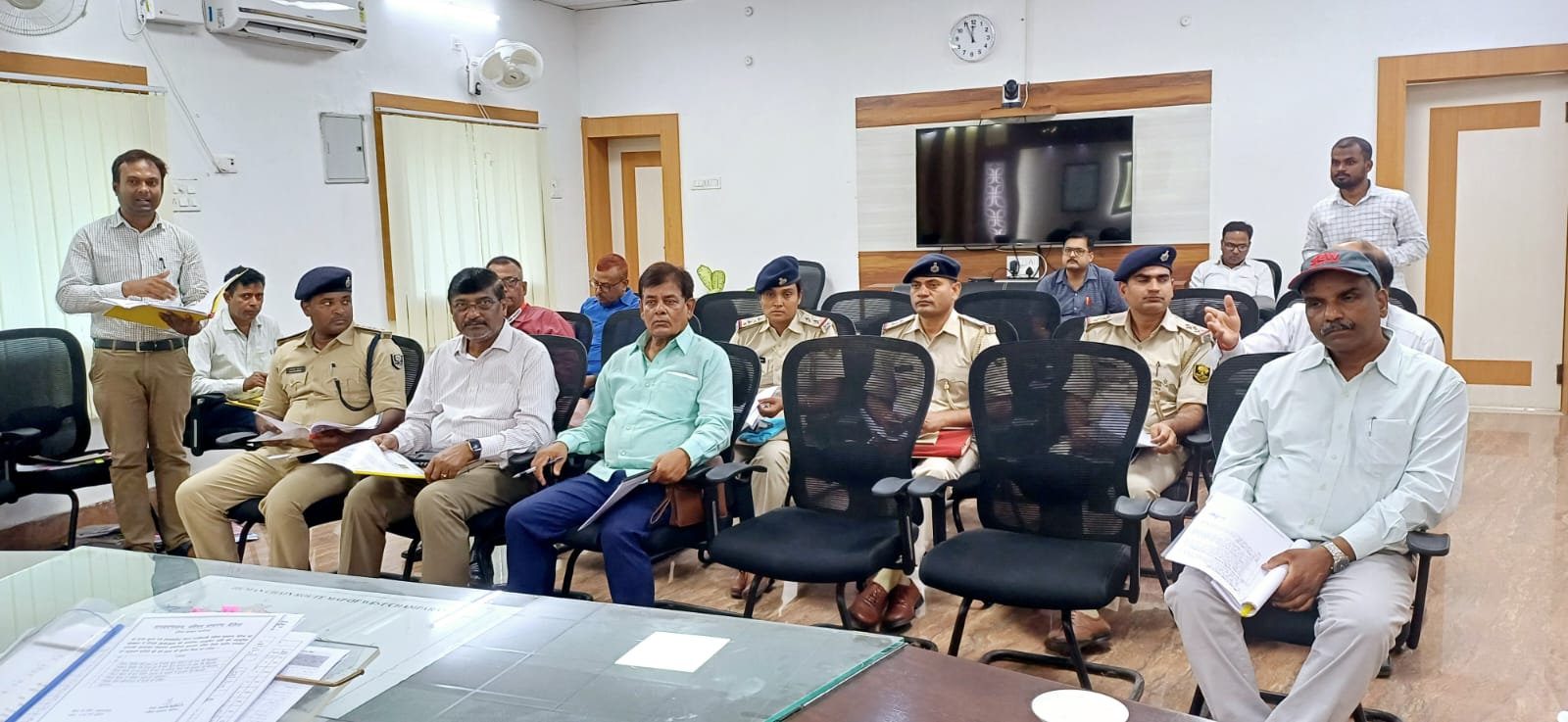त्वरित गति से कराएं एससी/एसटी से संबंधित मामलों का निष्पादन : जिला पदाधिकारी।